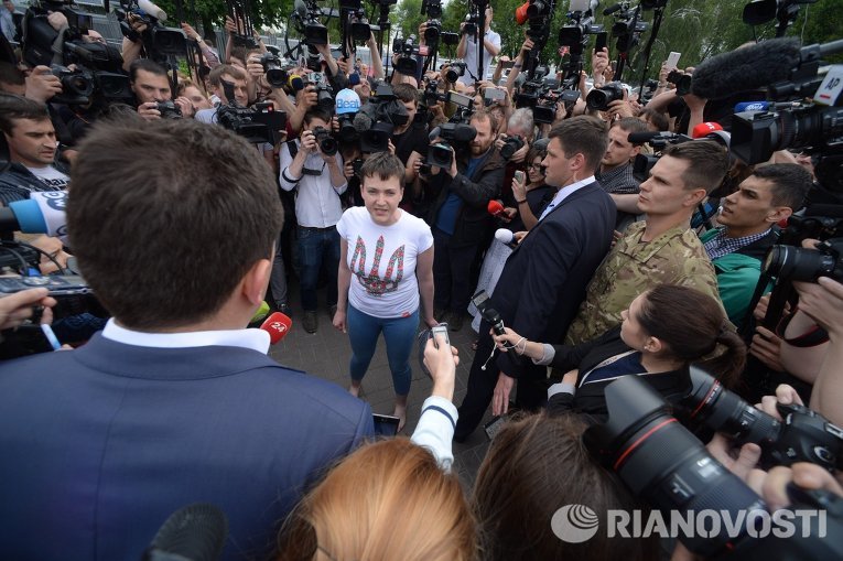 Савченко босая. Общается с журналистами