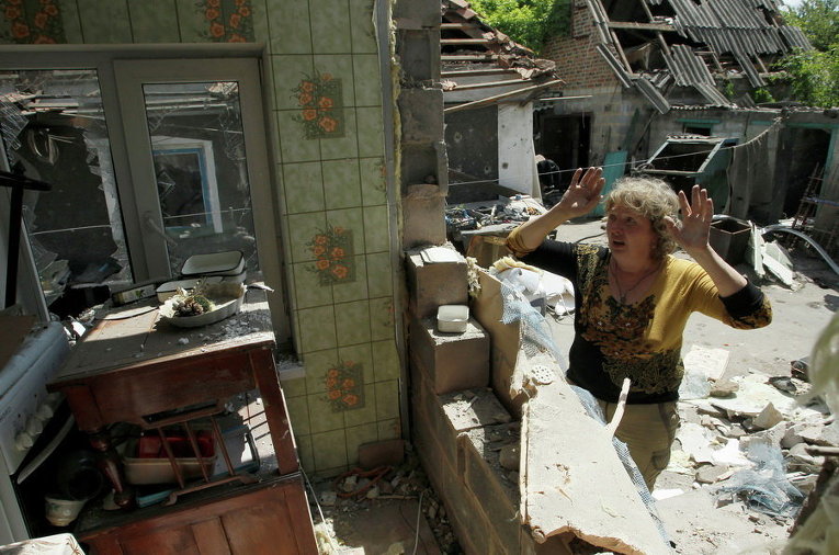 Поврежденный обстрелами дом в селе Старомихайловка в Донецкой области