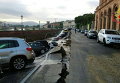 Разрушенная дорога рядом с рекой Арно во Флоренции, Италия