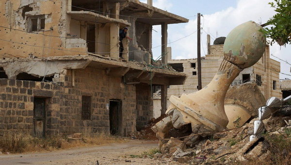 Поврежденный минарет мечети в удерживаемом повстанцами районе Дараа, Сирия