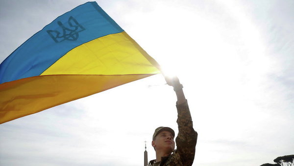Украинский солдат с флагом Украины