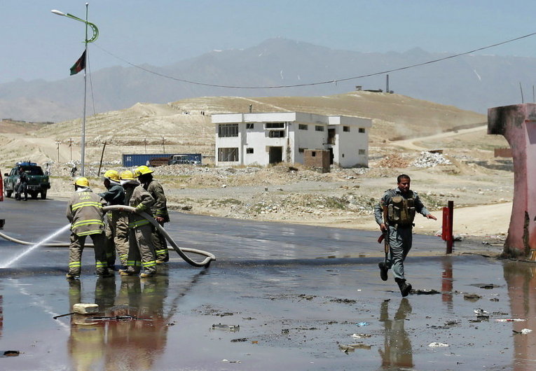 Афганские пожарным моют дорогу на месте теракта на западе Кабула
