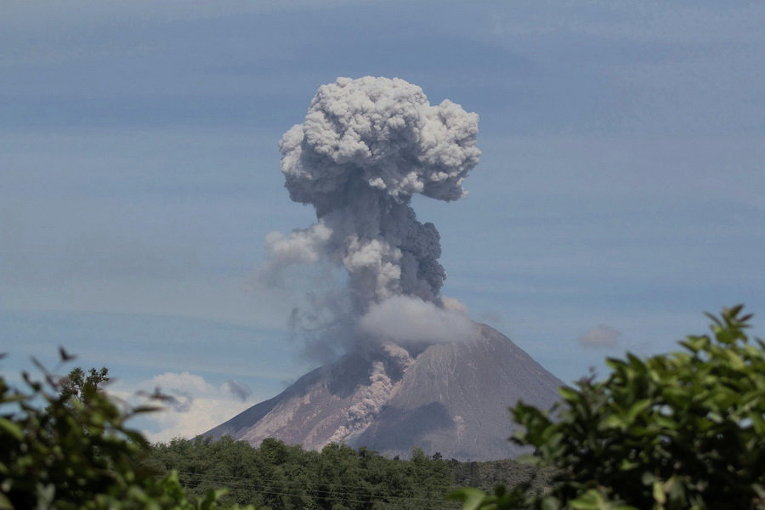 Вулкан Синабунг продолжает извергать пепел в Каро, Северная Суматра