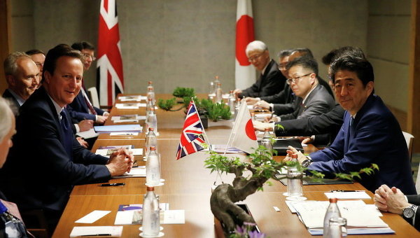 Премьер-министр Великобритании Дэвид Кэмерон на встрече с премьер-министром Японии Синдзо Абэ в Шима, префектура Миэ, Япония