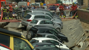 Около 20 машин провалились в яму в центре Флоренции. Кадры с места ЧП