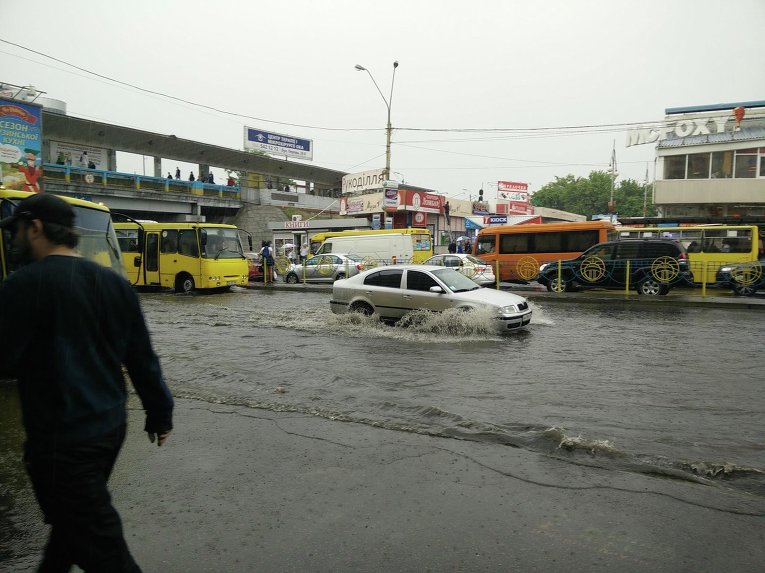 Наводнение в Киеве возле станции метро Левобережная