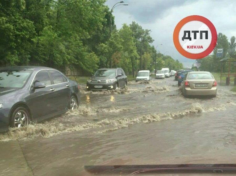 Наводнение на улице Стеценко в Киеве