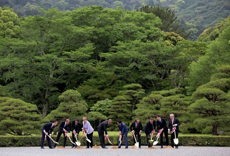 Посадка деревьев лидерами стран большой семерки в районе Исэ-Сима японской префектуры Миэ