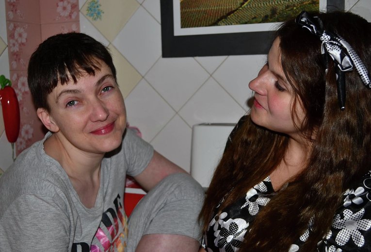 Надежда Савченко с подругой