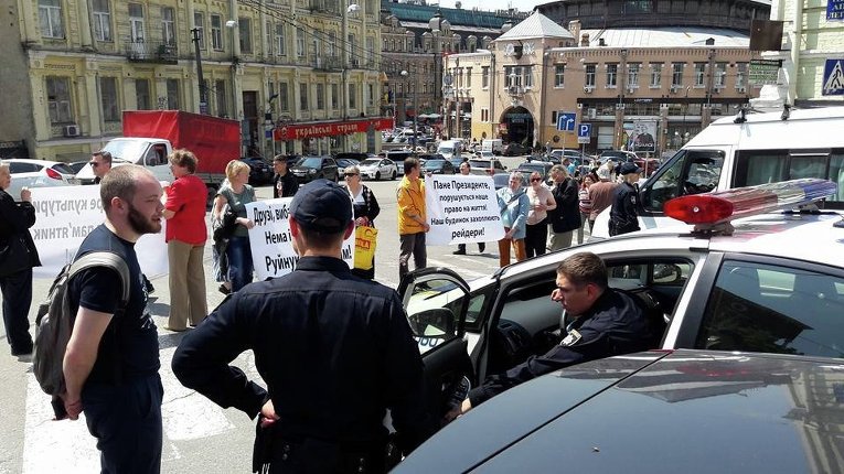 В центре Киева жители перекрыли движение, протестую против незаконной, по их мнению, стройки