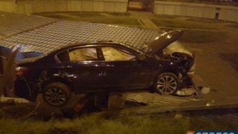 ДТП в Киеве. автомобиль вылетел на киоск