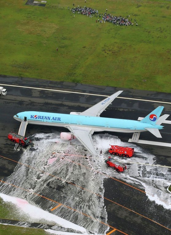Возгорание левого двигателя авиалайнера Boeing 777 в аэропорту Токио