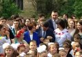 Гройсман и Кличко в окружении детей на последнем звонке в киевской школе