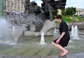 Савченко искупалась в фонтане