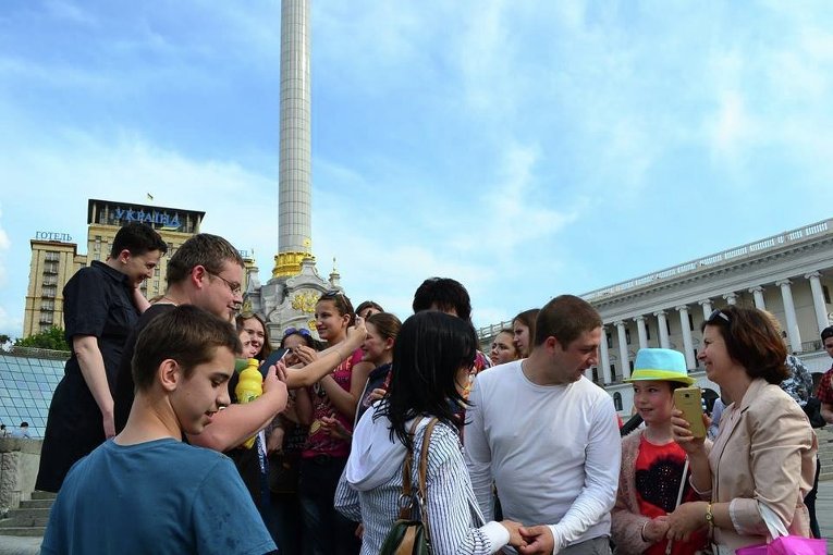 Савченко искупалась в фонтане