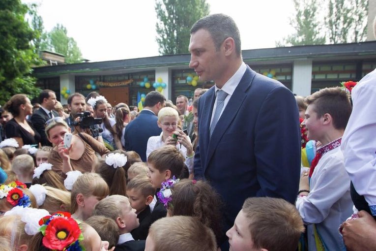 Виталий Кличко  в школе на последнем звонке