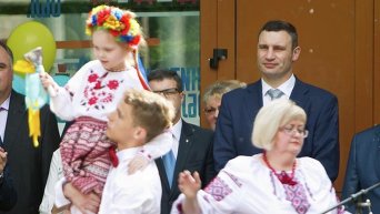 Виталий Кличко в школе на последнем звонке