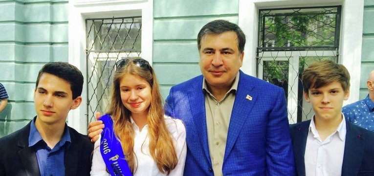 Михаил Саакашвили в школе на последнем звонке