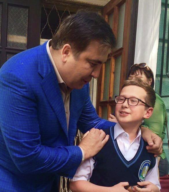 Михаил Саакашвили в школе на последнем звонке