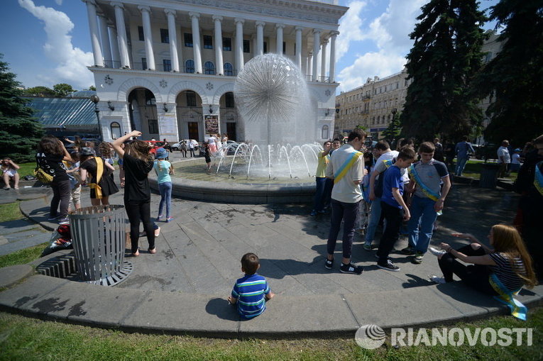 Выпускники на Майдане Незалежности празднуют последний звонок