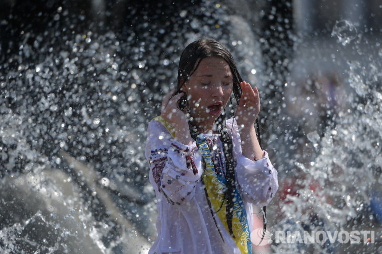 Выпускники на Майдане Незалежности в Киеве купаются в фонтанах