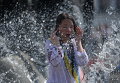 Выпускники на Майдане Незалежности в Киеве купаются в фонтанах
