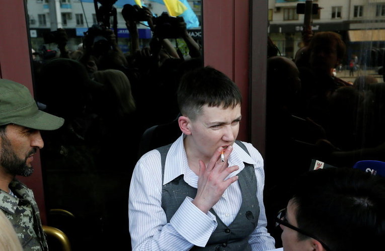 Надежда Савченко курит после пресс-конференции