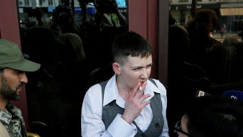 Надежда Савченко курит после пресс-конференции