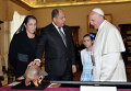 Папа Франциск обменивается подарками с президентом Коста-Рики Луисом Гильермо Солисом во время частной аудиенции в Ватикане
