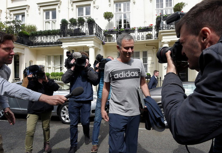 Жозе Моуринью покидает свой дом в Лондоне