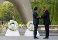 Президент США Барак Обама и премьер-министр Японии Синдзо Абэ возложили венки в Мемориальном парке мира в Хиросиме