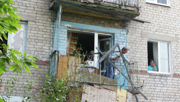 Последствия обстрела жилого дома в Донецке. Архивное фото