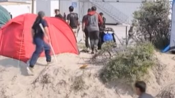 Массовая драка в лагере мигрантов во французском Кале. Видео