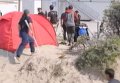 Массовая драка в лагере мигрантов во французском Кале. Видео