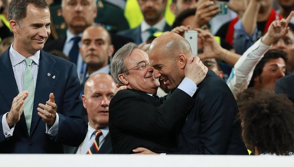 Главный тренер ФК Реал Зинедин Зидан (справа) принимает поздравления от президента клуба Реал Мадрид Флорентино Переса