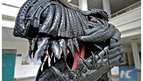 Китайские студенты создали из старых шин динозавра