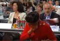 В Германии одна из руководителей леворадикальной партии Ди Линк Сара Вагенкнехт получила тортом в лицо. Видео