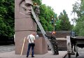 Декоммунизация в Херсоне: демонтаж памятника Цюрупе. Видео