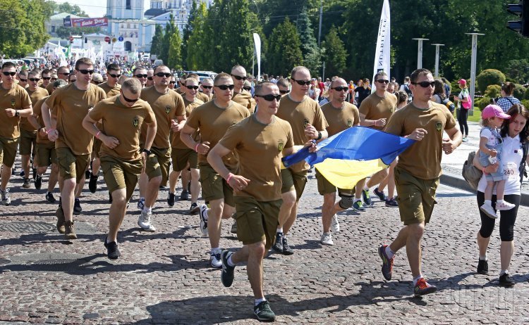 В Киеве снова бегали под каштанами