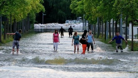 Люди идут по затопленной улице в Магдебурге, Германия