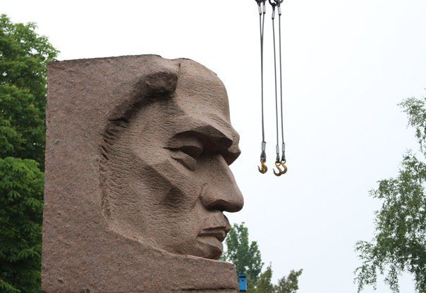 Демонтаж памятника Цюрупе в Херсоне