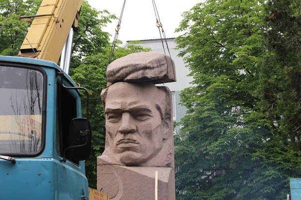 Демонтаж памятника Цюрупе в Херсоне