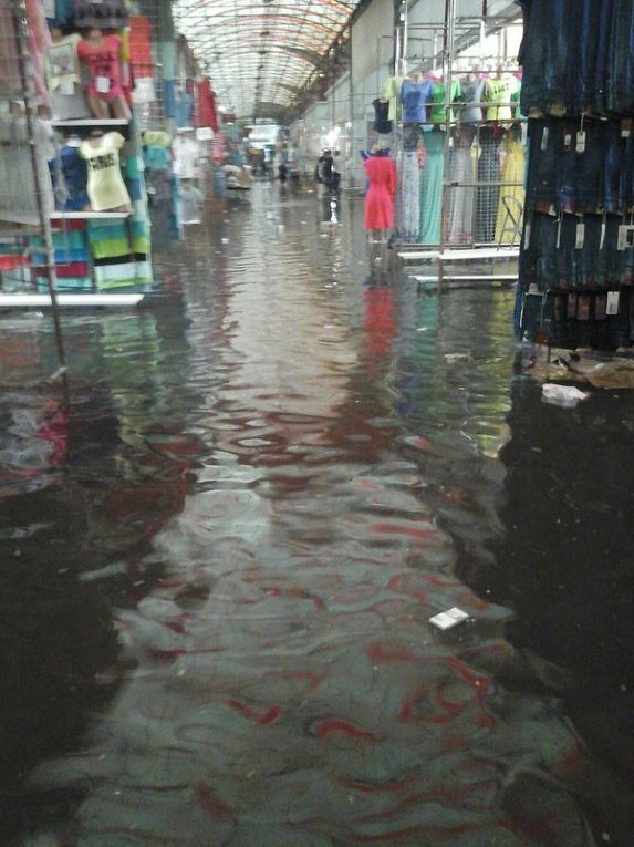 В Харькове мощный ливень затопил город