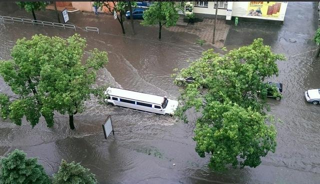 В Харькове мощный ливень затопил город