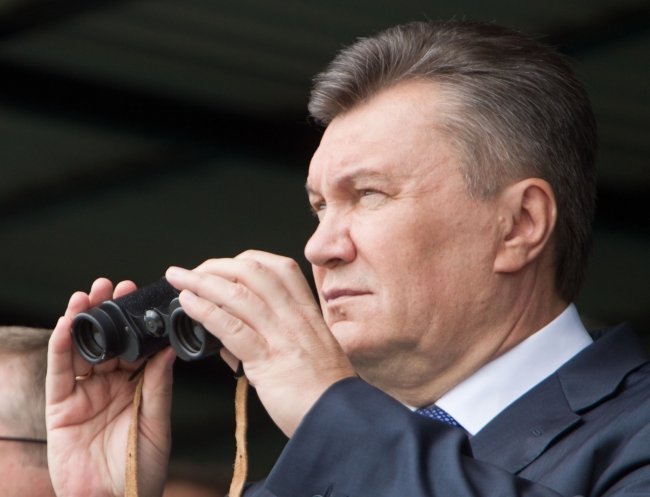 Виктор Янукович наблюдает за учениями ГСЧС