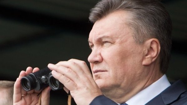 Виктор Янукович наблюдает за учениями ГСЧС