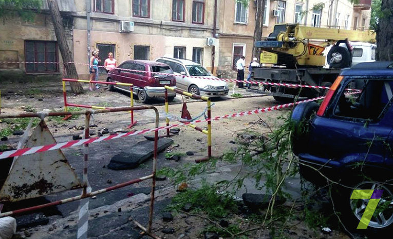 В Одессе прорвало трубу теплосети: из-под земли забил 10-метровый фонтан