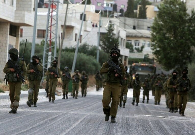 Израильские солдаты патрулируют улицы