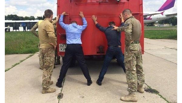 Задержание двух пьяных пассажиров, сообщивших о бомбе в Жулянах