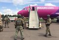Бойцы СБУ в аэропорту Киев после сообщения о минировании